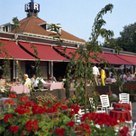 852344 Gezicht op het terras van het café-restaurant Vianen te Vianen.